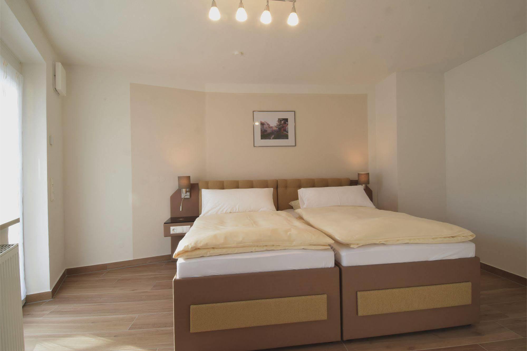 Donaustern Hotel 3*